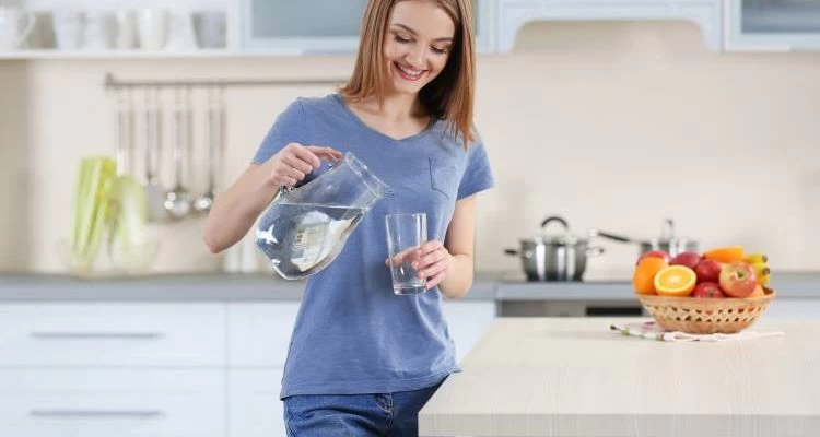 Δείτε τα οφέλη του να πίνετε νερό με άδειο το στομάχι!